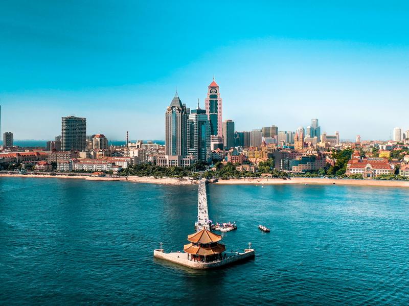 Qingdao English tour guide beer museum and seaside scenery